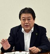 説明を聞く星野我孫子市長