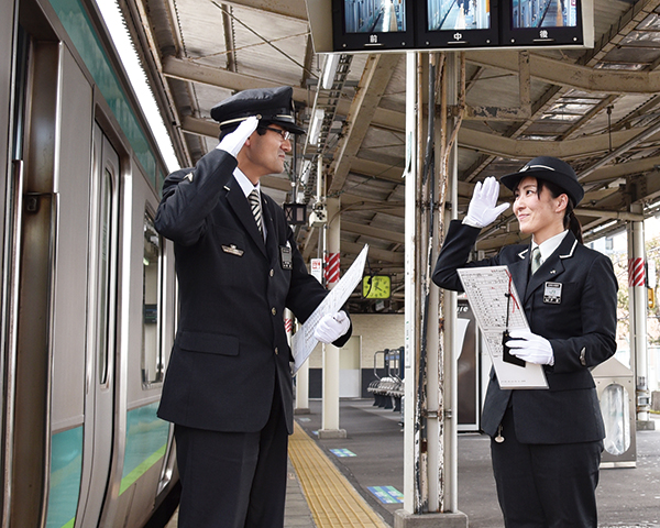 JR常磐線我孫子駅ホームにて運転士の交替